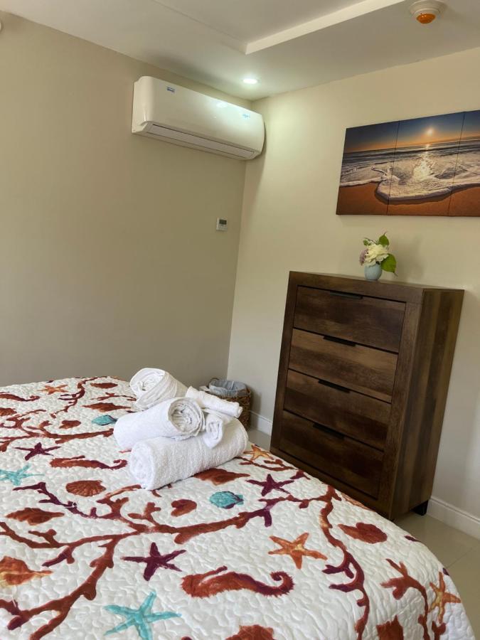 Bayfront Villa & Apartment Портмор Экстерьер фото
