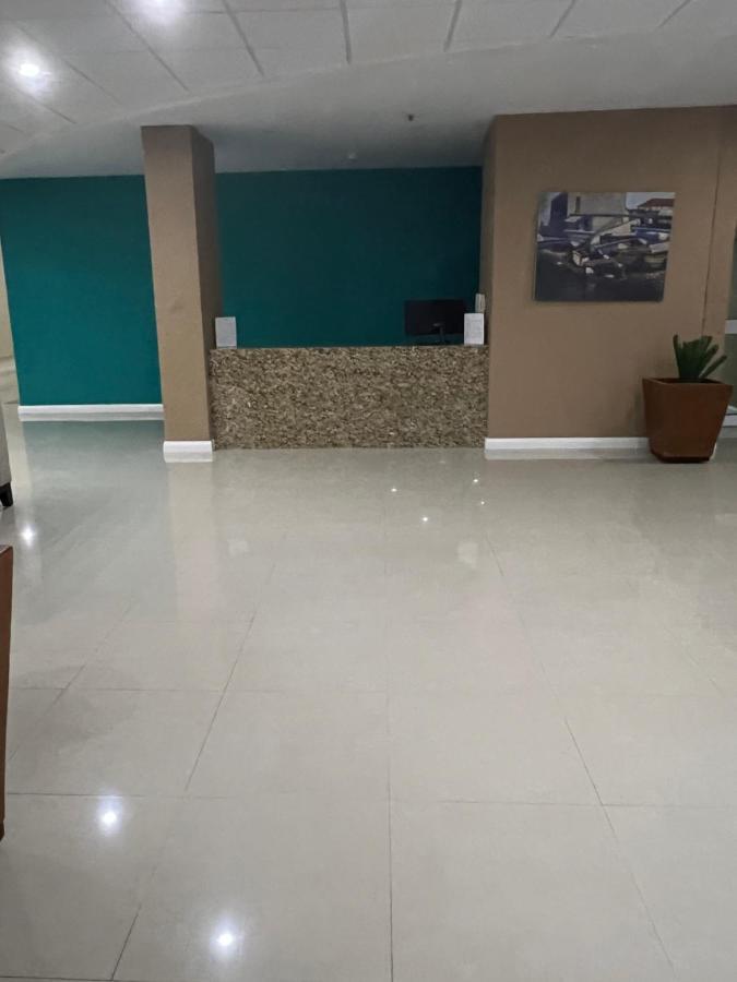 Bayfront Villa & Apartment Портмор Экстерьер фото