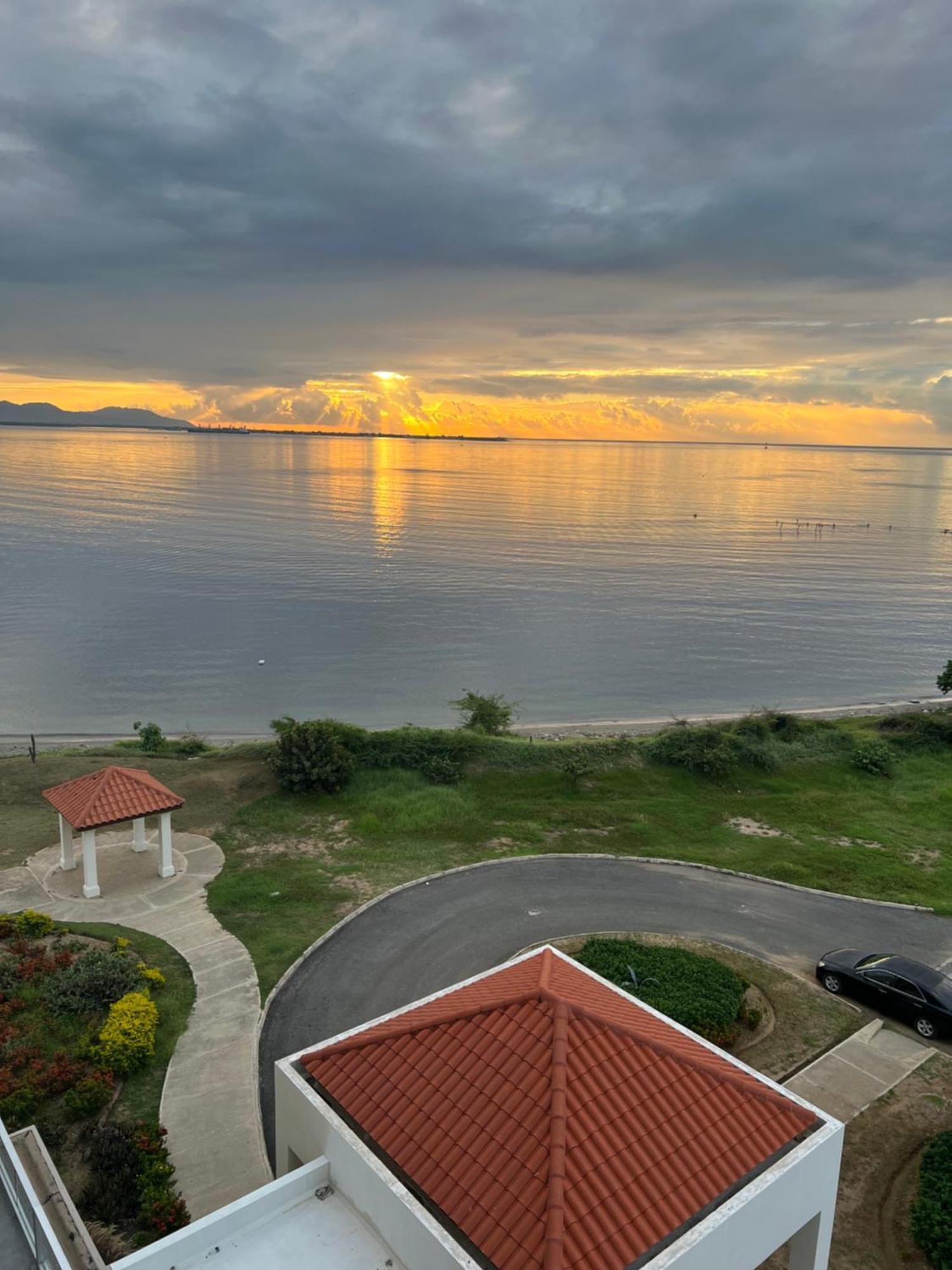 Bayfront Villa & Apartment Портмор Экстерьер фото